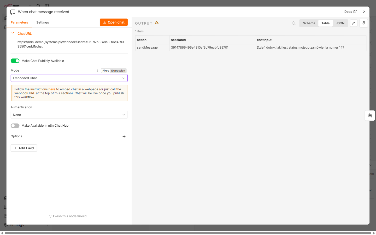 Opcja udostępnienia czatu n8n na stronie - Make Chat Publicly Available, tryb Embedded Chat i adres czatu