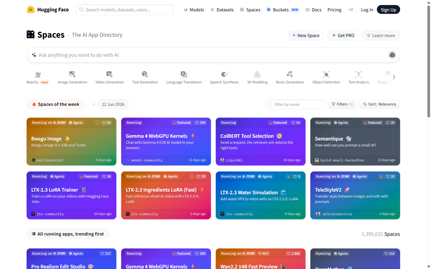 Hugging Face, sekcja Spaces - katalog aplikacji AI z kafelkami Spaces of the week, każdy z nazwą aplikacji i kategorią