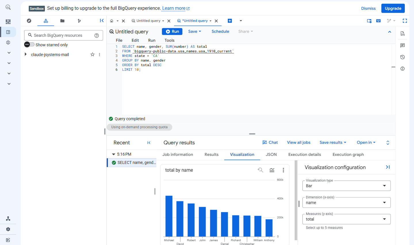 BigQuery: wynik zapytania SQL pokazany jako wykres słupkowy najpopularniejszych imion z panelem konfiguracji