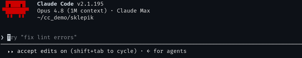 Wskaźnik accept edits on w dolnej części interfejsu Claude Code