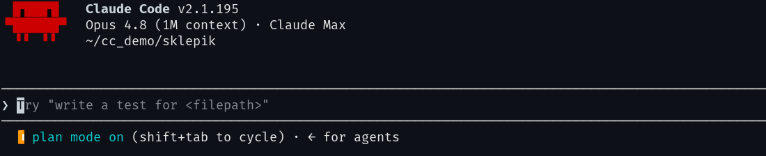 Wskaźnik plan mode on w dolnej części interfejsu Claude Code