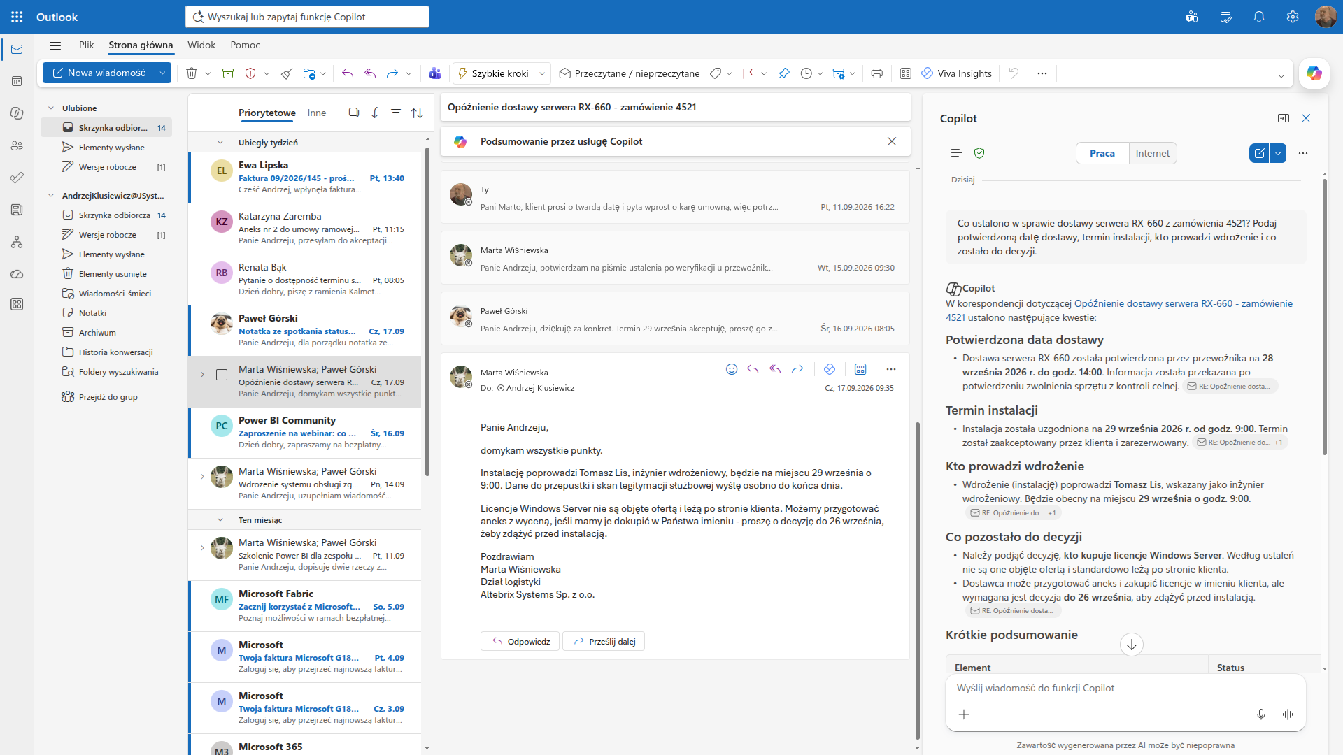Panel Copilota w Outlooku bez plakietki nad polem polecenia sam odnajduje wątek o dostawie serwera i odpowiada na cztery pytania z polecenia
