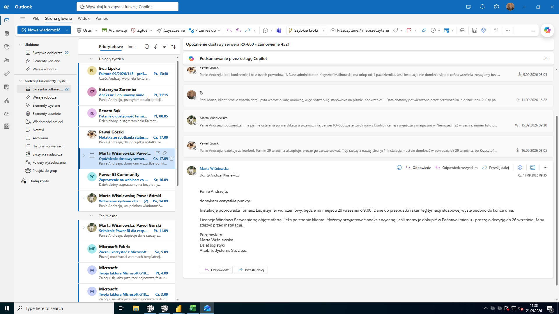 Nowy Outlook dla Windows z otwartym wątkiem o opóźnionej dostawie, przyciskiem Copilot na prawym końcu wstążki i paskiem Podsumowanie przez usługę Copilot
