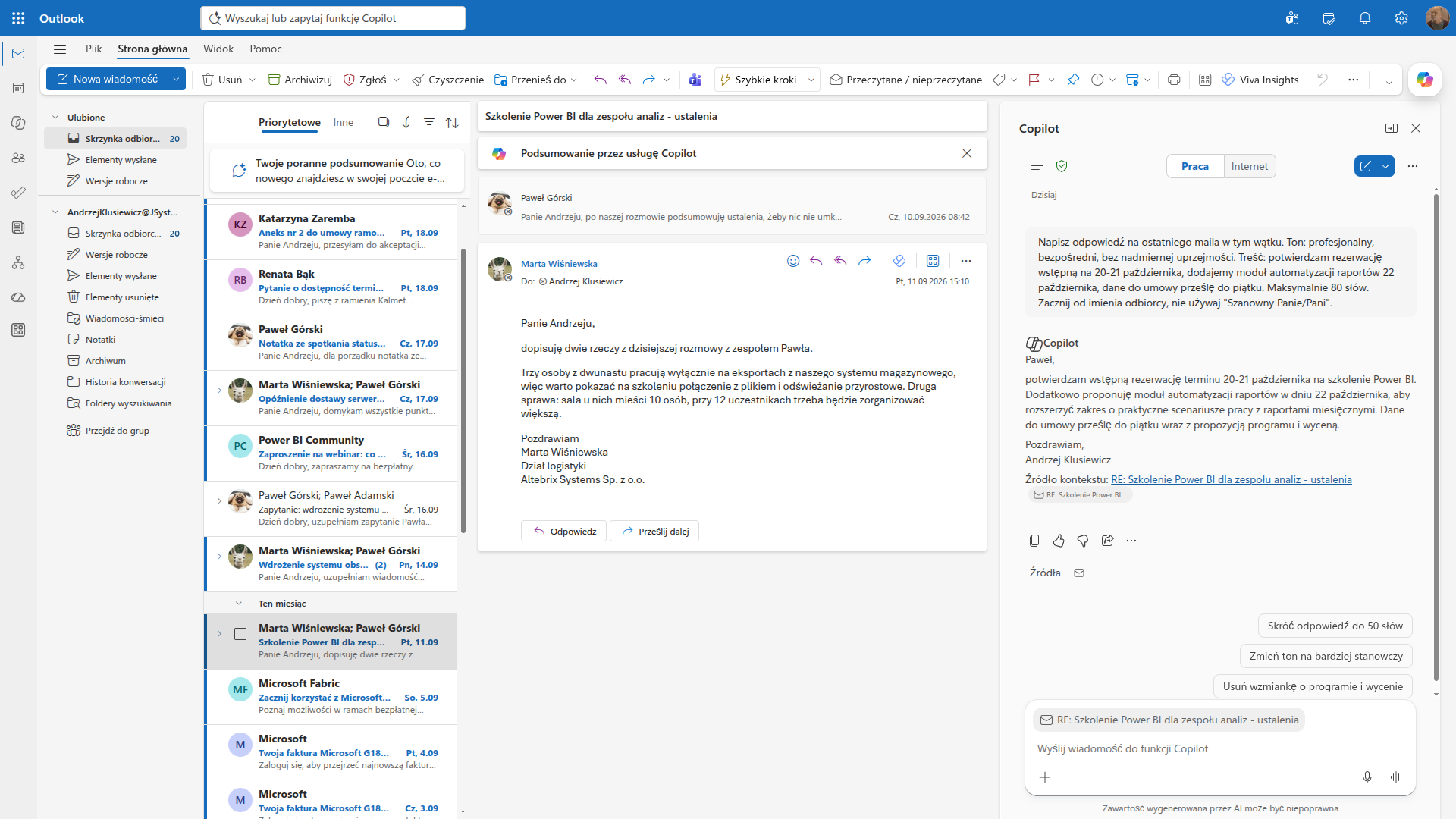 Panel Copilota w Outlooku pisze krótką odpowiedź potwierdzającą rezerwację terminu szkolenia, zaczynając od imienia odbiorcy
