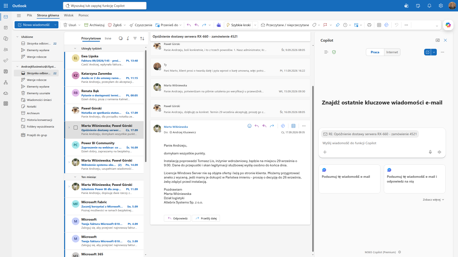 Panel Copilota wysunięty z prawej strony Outlooka obok otwartego wątku o opóźnieniu dostawy serwera