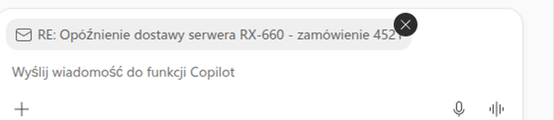 Zbliżenie plakietki z tematem wątku nad polem polecenia w panelu Copilota w Outlooku, z widocznym krzyżykiem do jej zdjęcia