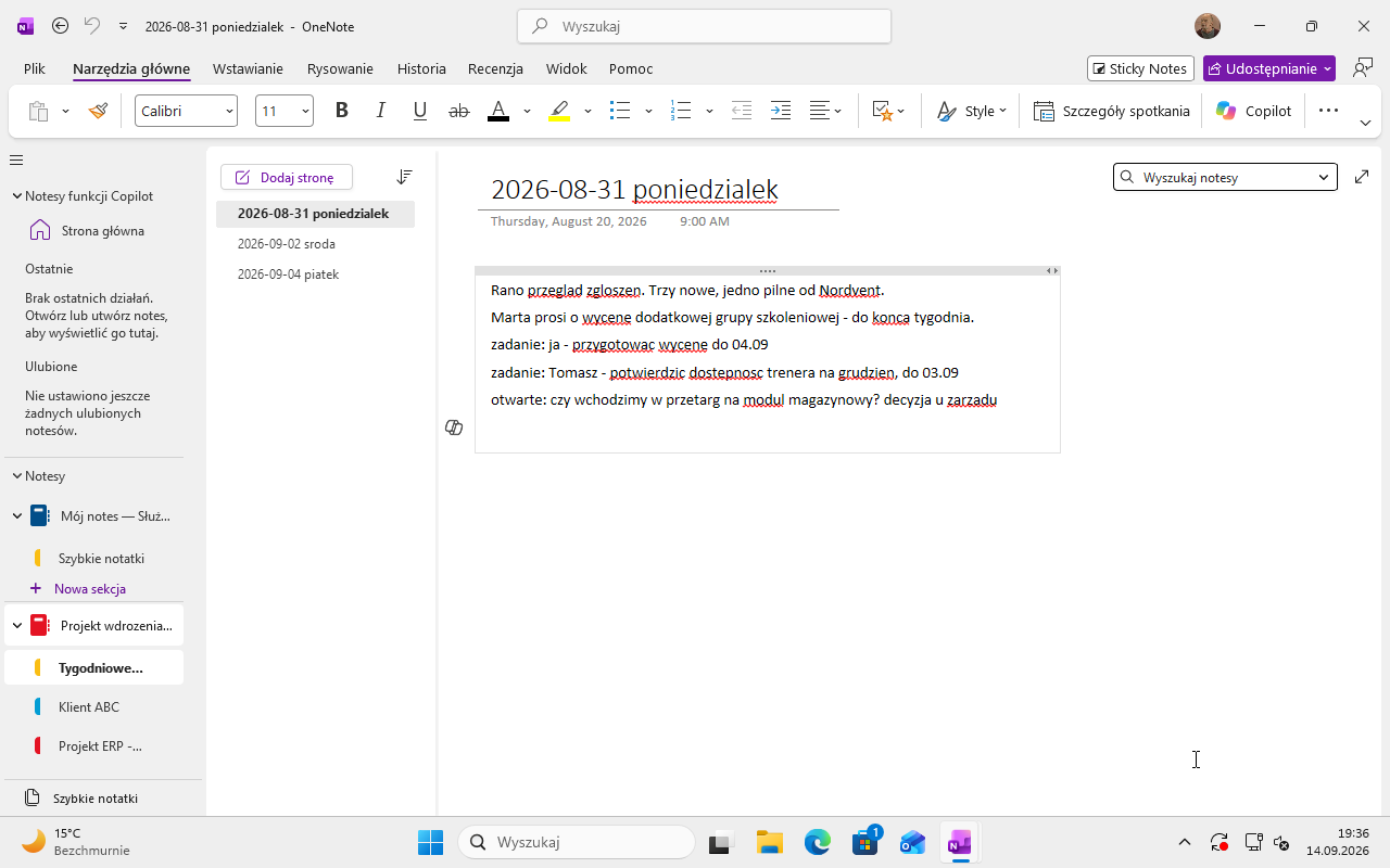 Notatnik OneNote na komputerze z otwartą stroną notatek projektowych, po lewej lista sekcji notatnika, na środku surowe notatki ze spotkania