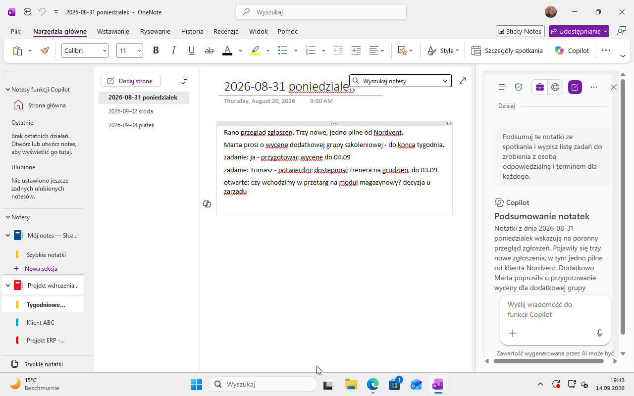 Odpowiedź Copilota w panelu OneNote: podsumowanie notatek z dnia z wypisanymi zgłoszeniami i prośbą o wycenę dodatkowej grupy szkoleniowej