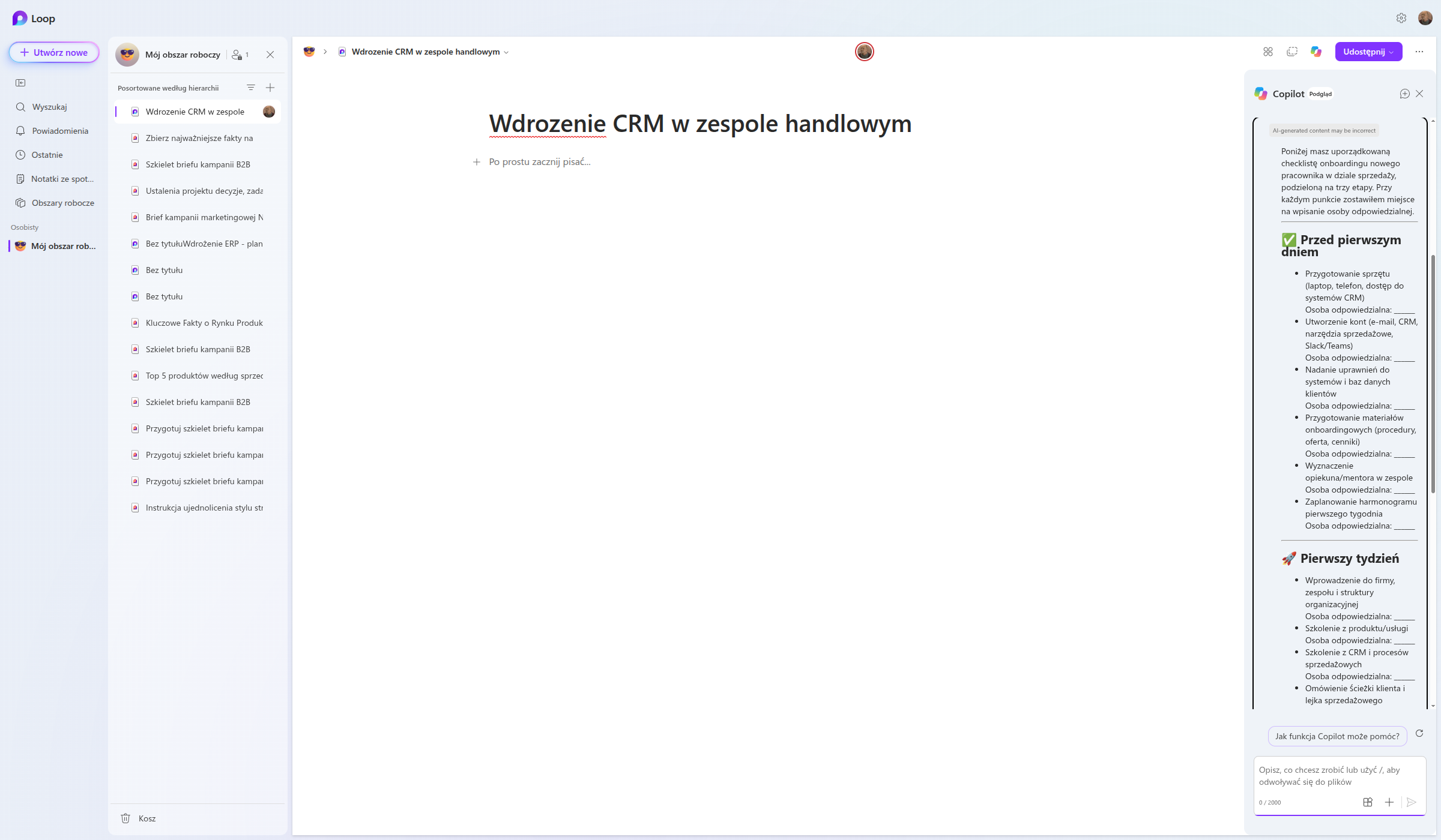 Panel Copilota w Microsoft Loop z listą kontrolną onboardingu handlowca podzieloną na trzy części, z miejscem na osobę odpowiedzialną przy każdym punkcie
