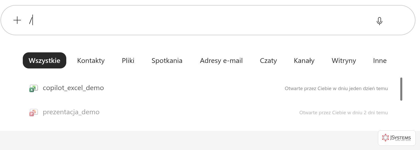 Copilot Chat: po wpisaniu ukośnika w polu promptu rozwija się lista podpowiedzi z zakładkami Kontakty, Pliki, Spotkania i Czaty oraz ostatnio otwieranymi plikami