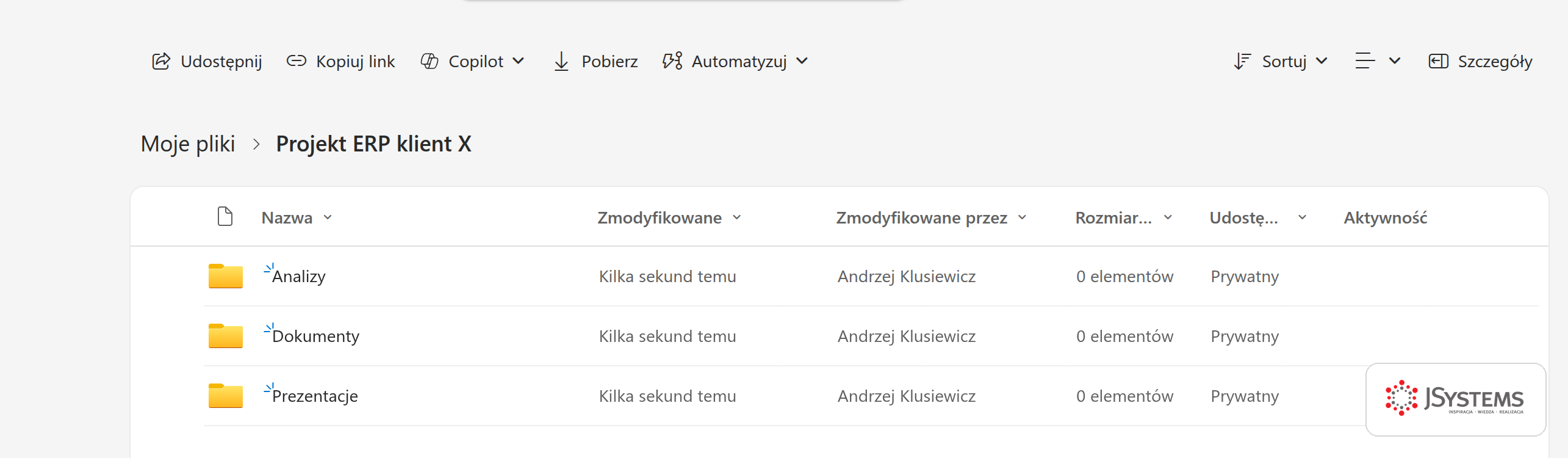 Folder Projekt ERP klient X w OneDrive w przeglądarce z trzema podfolderami Analizy, Dokumenty i Prezentacje, na pasku narzędzi przycisk Copilot, w kolumnie udostępniania status Prywatny