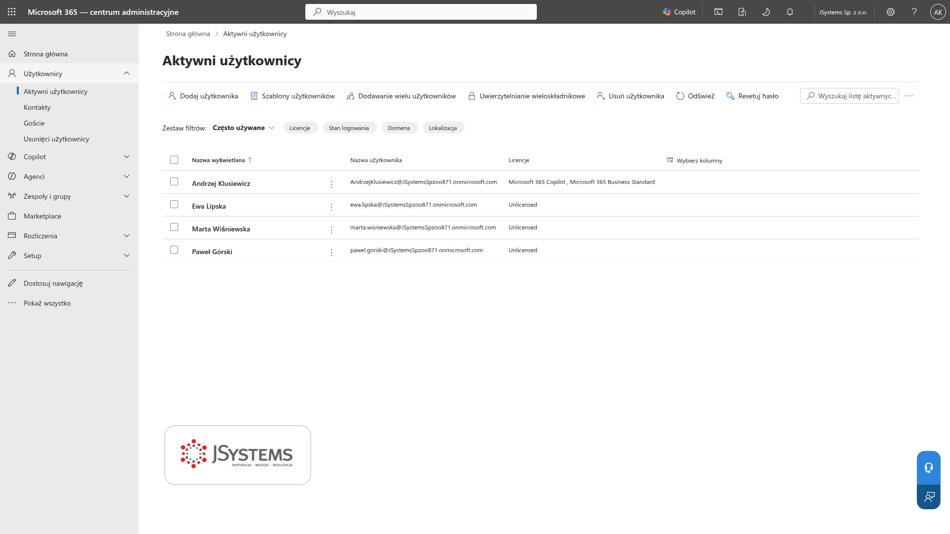 Lista aktywnych uzytkownikow w centrum administracyjnym Microsoft 365 z kolumnami nazwa wyswietlana, nazwa uzytkownika i przypisane licencje