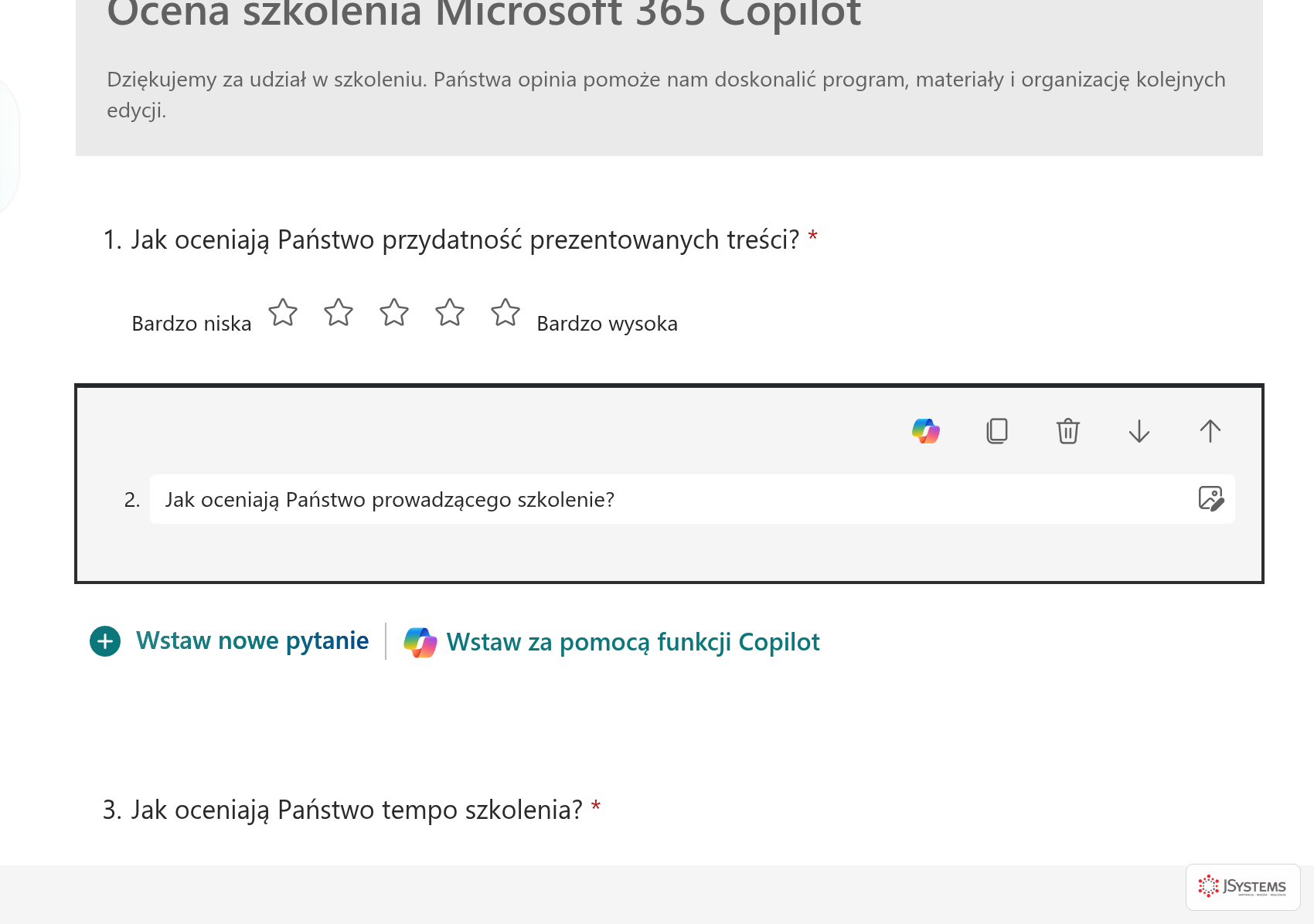 Edytor Microsoft Forms z ankietą oceny szkolenia wygenerowaną przez Copilota, zaznaczony blok drugiego pytania z ikonami Copilota, kopiowania, usuwania oraz przesuwania w górę i w dół
