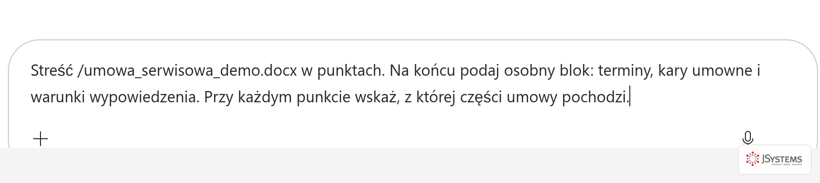 Pole promptu w Copilot Chat z wpisanym odwołaniem do pliku umowa_serwisowa_demo.docx po ukośniku oraz dopisanym pytaniem o streszczenie umowy i wykaz terminów