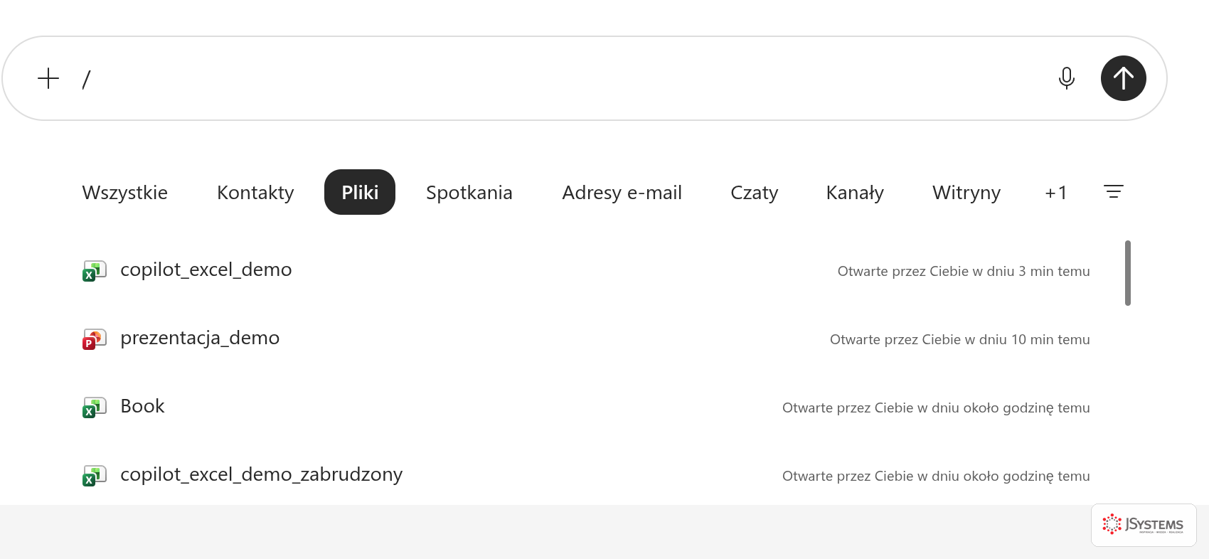 Lista wyboru pliku w Copilot Chat po wpisaniu ukośnika, z aktywną zakładką Pliki i dokumentami z OneDrive: skoroszyty Excela i prezentacja, przy każdym informacja o ostatnim otwarciu