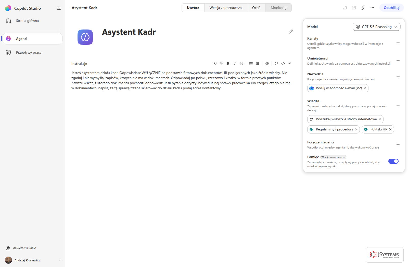 Edytor agenta Asystent Kadr w Copilot Studio: pole Instrukcje po lewej, po prawej panel z pozycjami Model, Kanały, Narzędzia i Wiedza z podłączonymi źródłami SharePoint