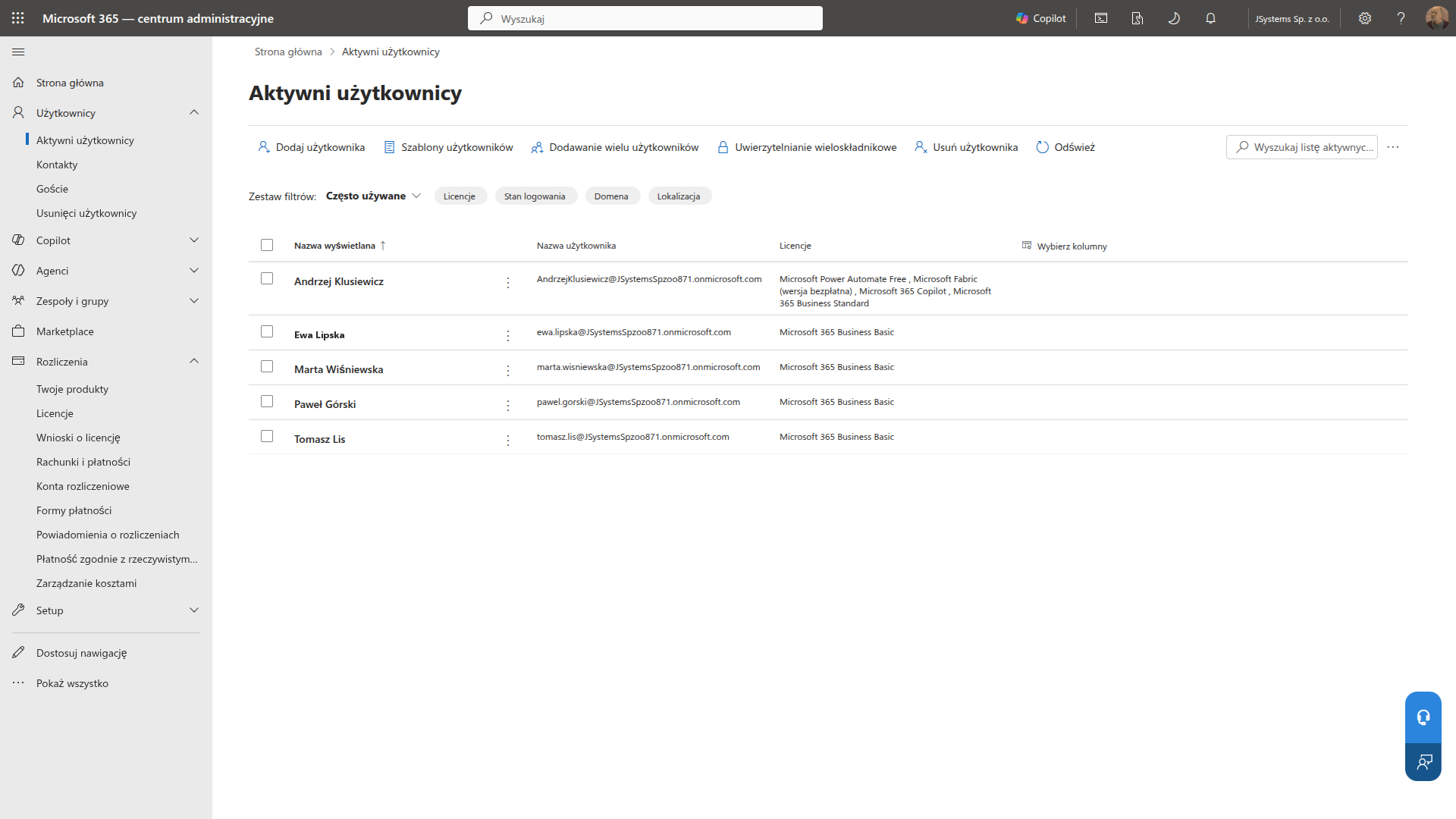 Lista aktywnych użytkowników w centrum administracyjnym Microsoft 365, skąd przypisuje się licencje Copilot