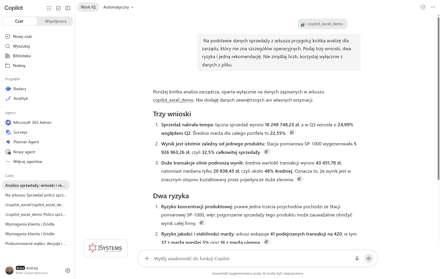 Copilot Chat z dołączonym plikiem Excel odpowiada analizą zarządczą podzieloną na trzy wnioski i dwa ryzyka, każdy z konkretną kwotą i odsyłaczem do arkusza