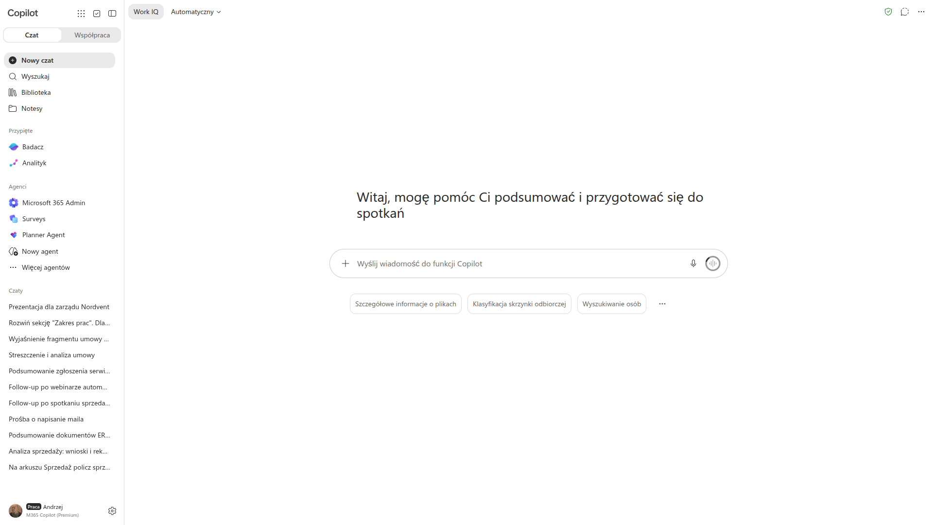 Ekran startowy Copilot Chat na zalogowanym koncie firmowym, z przełącznikiem Work IQ i polem polecenia