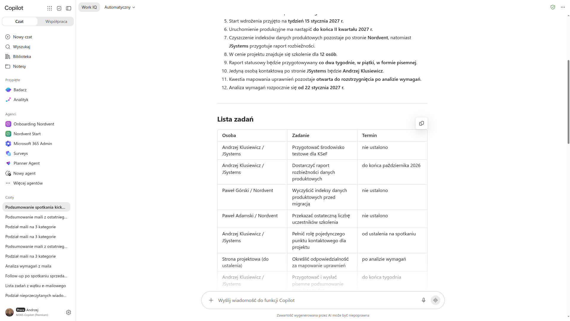 Copilot Chat podsumowuje transkrypcję kickoffu wdrożenia ERP, rozdzielając podjęte decyzje od tabeli zadań z osobą, zadaniem i terminem