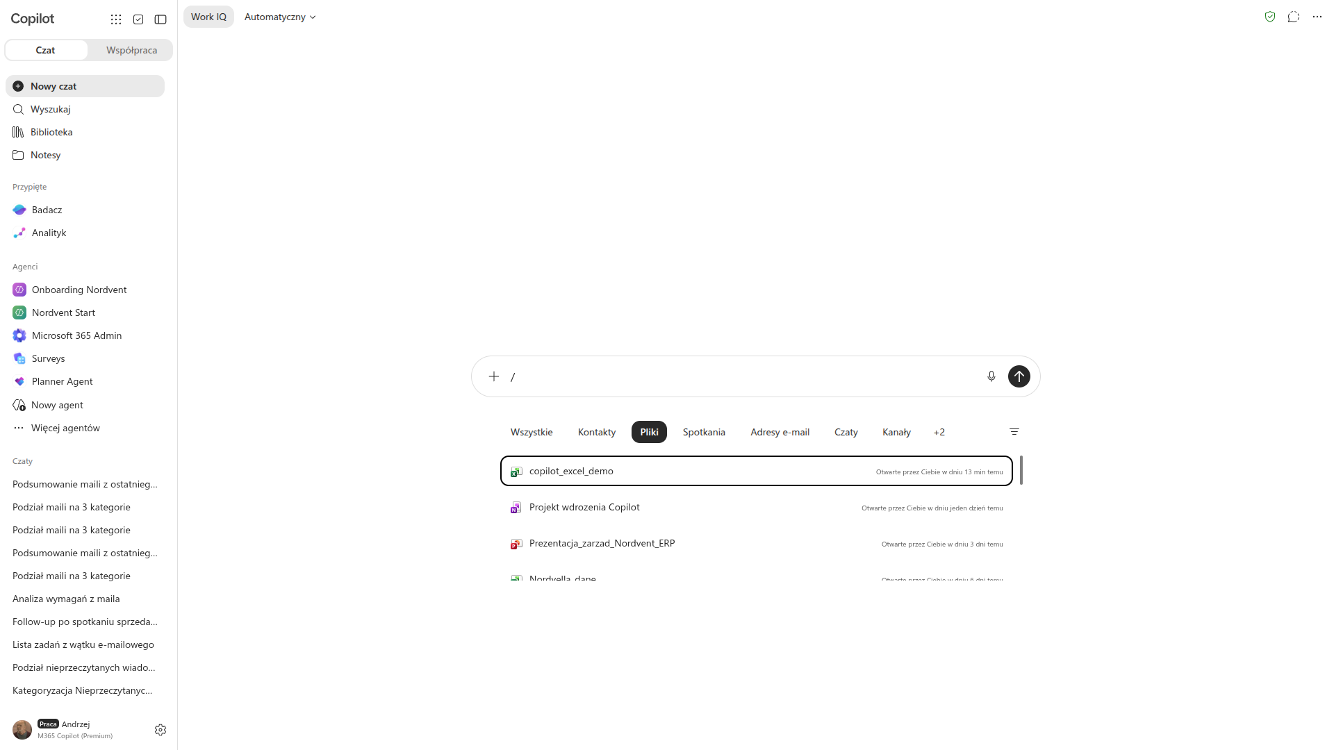 Copilot Chat z paskiem zasobów firmowych po wpisaniu ukośnika, z listą plików z OneDrive i SharePointa