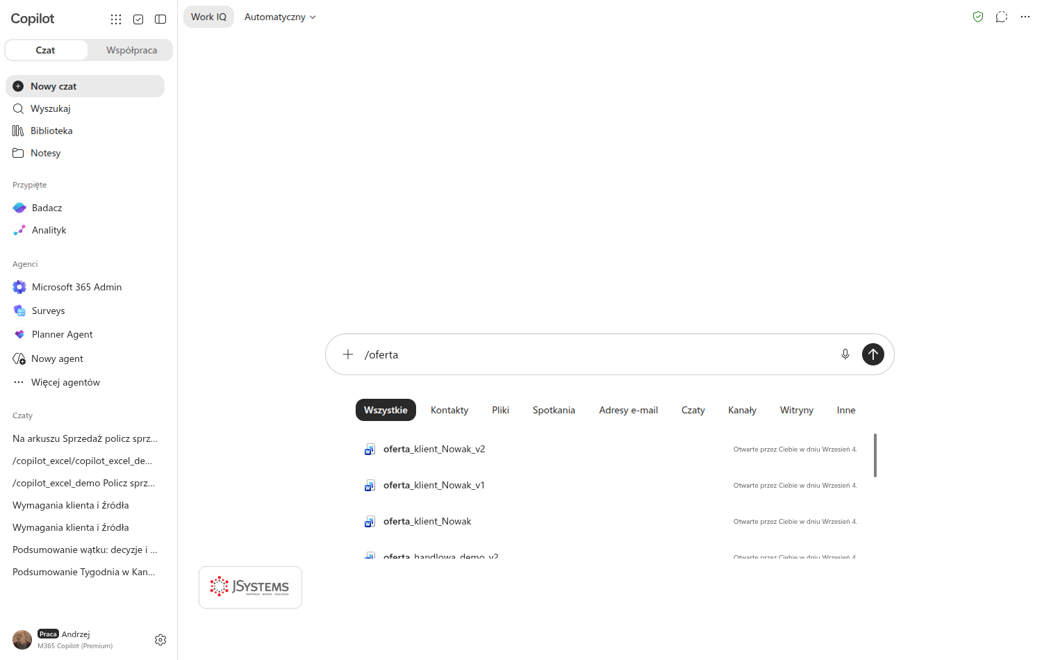 Pole wiadomości Copilot Chat z wpisanym ukośnikiem i fragmentem nazwy, poniżej lista pasujących plików z zakładkami Wszystkie, Kontakty, Pliki, Spotkania, Adresy e-mail, Czaty, Kanały i Witryny