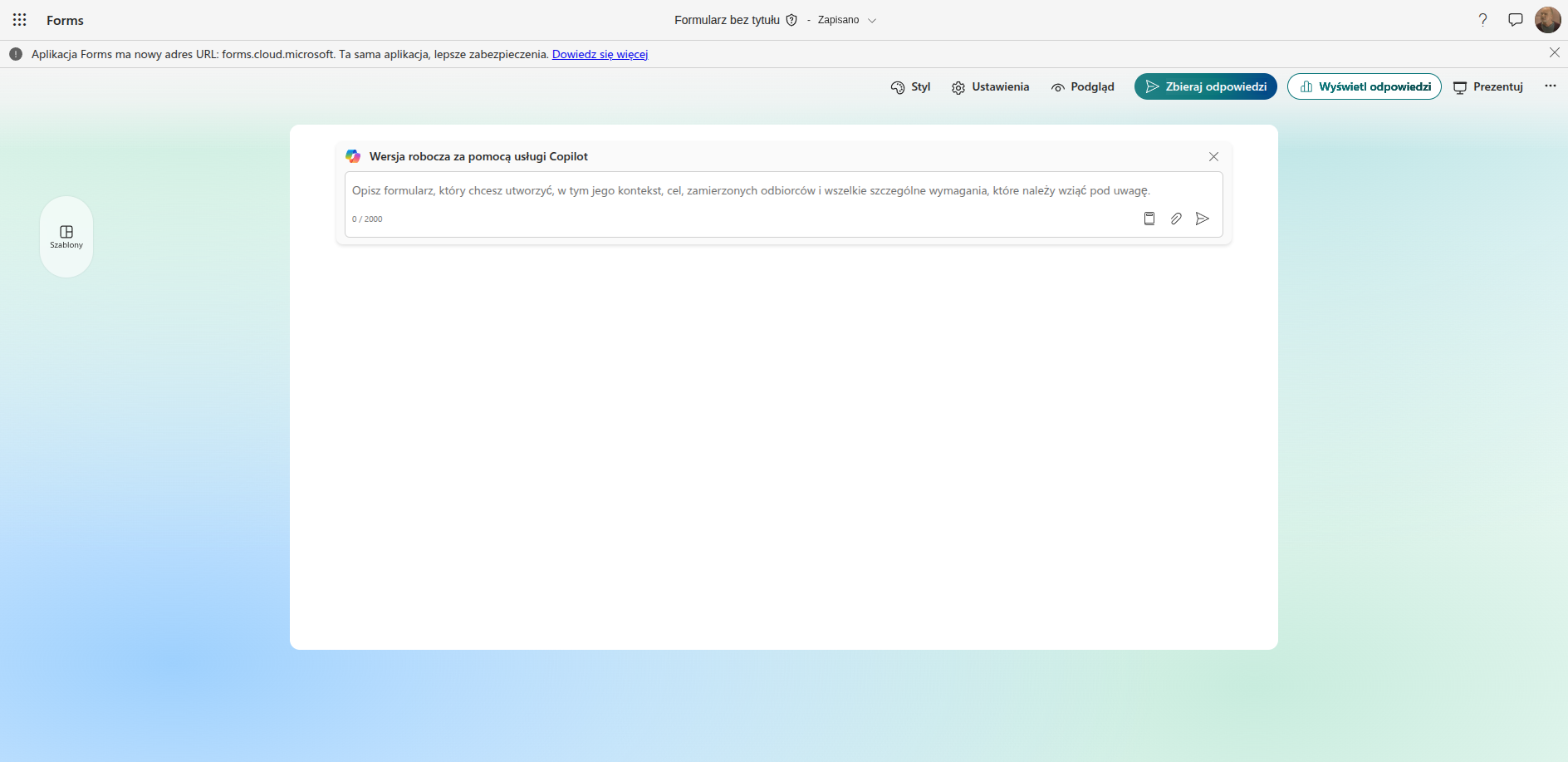 Nowy, pusty formularz w Microsoft Forms z polem polecenia Copilota na środku strony