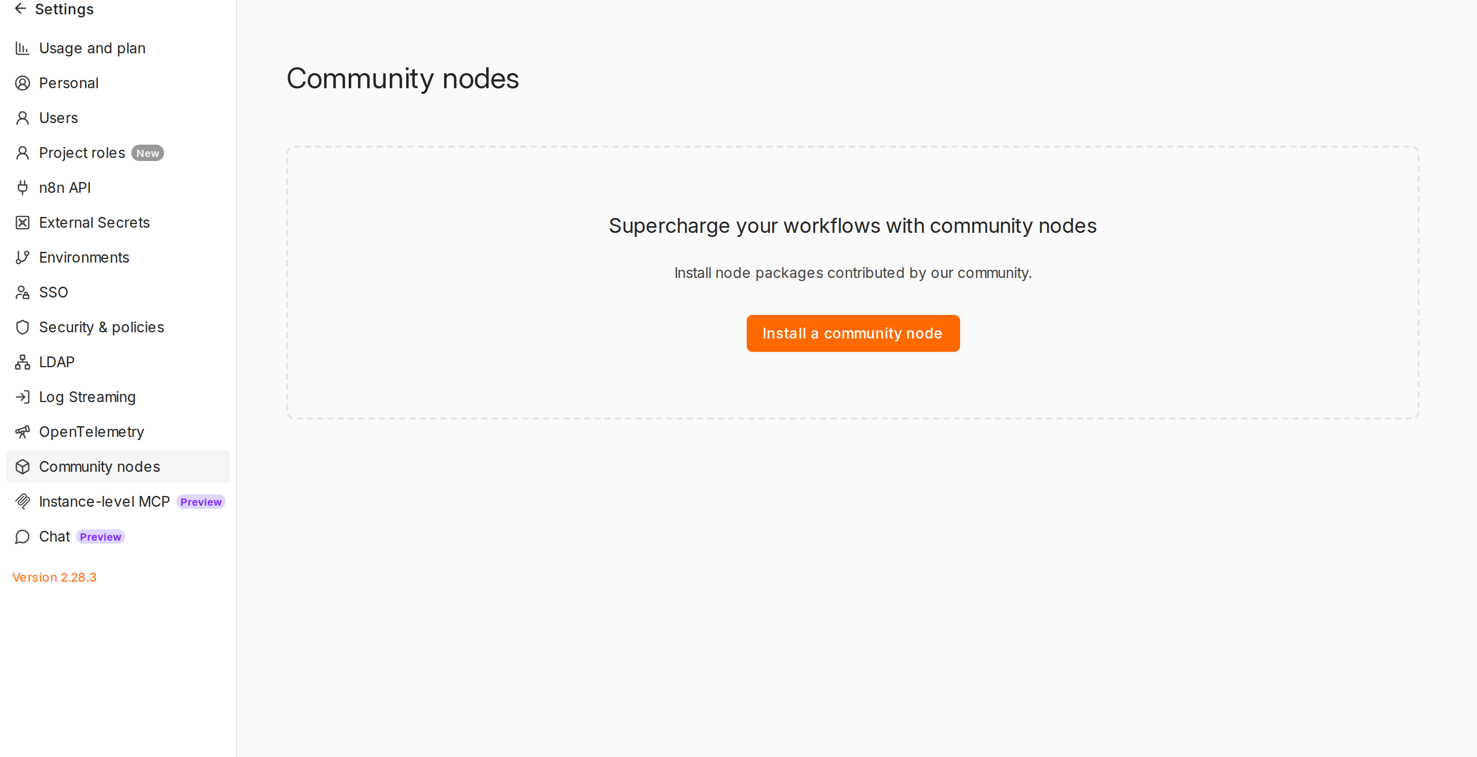 Ekran Ustawienia Community nodes w n8n przed instalacja: pusta lista z komunikatem Supercharge your workflows with community nodes i przyciskiem Install a community node