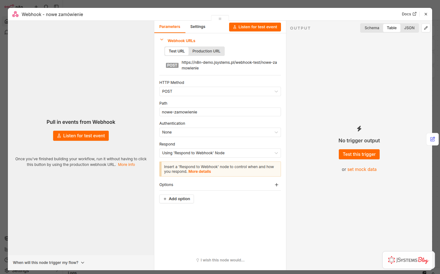 Panel konfiguracji węzła Webhook w n8n - po bokach kolumny INPUT i OUTPUT, w środku metoda HTTP GET, ścieżka, autoryzacja i automatycznie wygenerowany adres URL