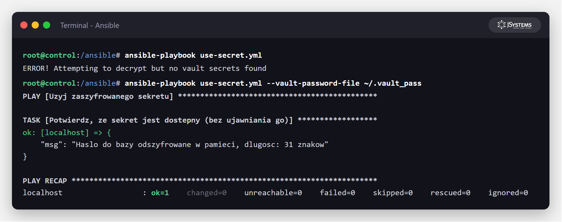 Zrzut terminala: uruchomienie playbooka bez hasła Vaulta kończy się błędem, a z parametrem --vault-password-file sekret zostaje odszyfrowany i playbook wykonuje się poprawnie